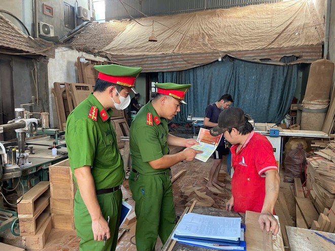 Cảnh sát PCCC và CNCH Công an Hà Nội tuyên truyền tài liệu an toàn PCCC đến các cơ sở thuộc 8 loại hình