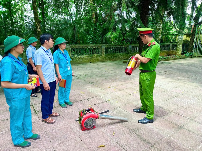 Tuyên truyền viên hướng dẫn bảo quản và sử dụng phương tiện PCCC tại chỗ cho cán bộ nhân viên Trạm bảo vệ rừng Mỹ Đức