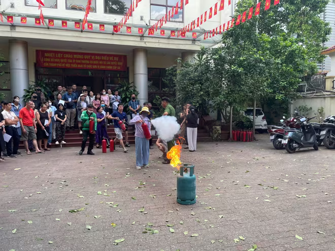 Hướng dẫn các kỹ năng an toàn phòng cháy cho gần 500 cơ sở trên địa bàn phường Kim Liên- Ảnh 4.