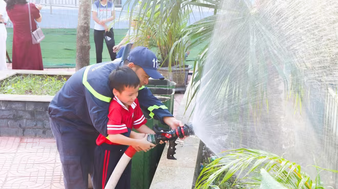 Những em nhỏ háo hức, hào hứng khi lần đầu được trải nghiệm trở thành chiến sỹ cứu hỏa