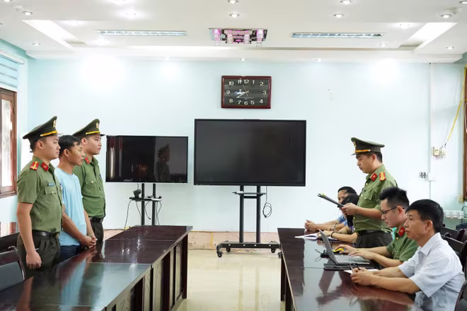 Cơ quan An ninh điều tra Công an tỉnh Tuyên Quang tống đạt quyết định và lệnh đối với Trần Đình Tho Cơ quan An ninh điều tra Công an tỉnh Tuyên Quang tống đạt quyết định và lệnh đối với Trần Đình Tho