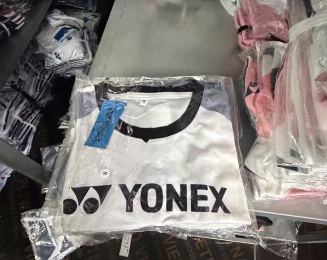 Các sản phẩm giả mạo nhãn hiệu YONEX Các sản phẩm giả mạo nhãn hiệu YONEX