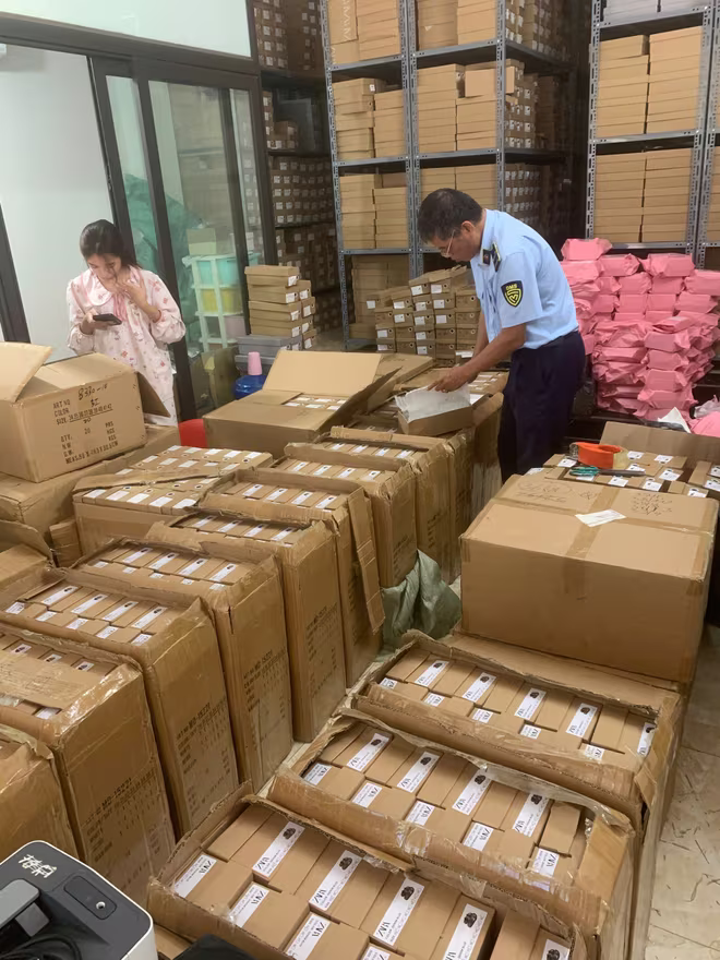 Khoảng 7.510 đôi giày, dép nghi vấn giả mạo ZARA Khoảng 7.510 đôi giày, dép nghi vấn giả mạo ZARA