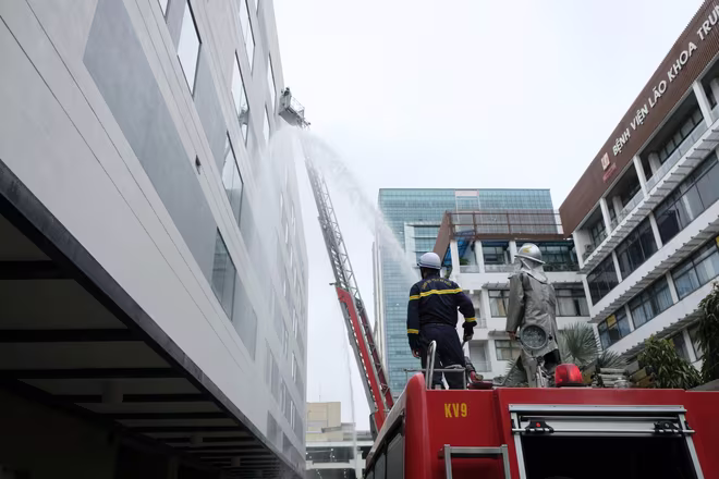 Tiếp cận khu vực có người mắc kẹt bằng xe thang Tiếp cận khu vực có người mắc kẹt bằng xe thang