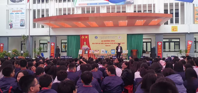 Tổ chức tuyên truyền với chuyên đề “An toàn trong không gian mạng”...