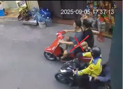 Hình ảnh chủ phương tiện đi xe Vespa màu đỏ