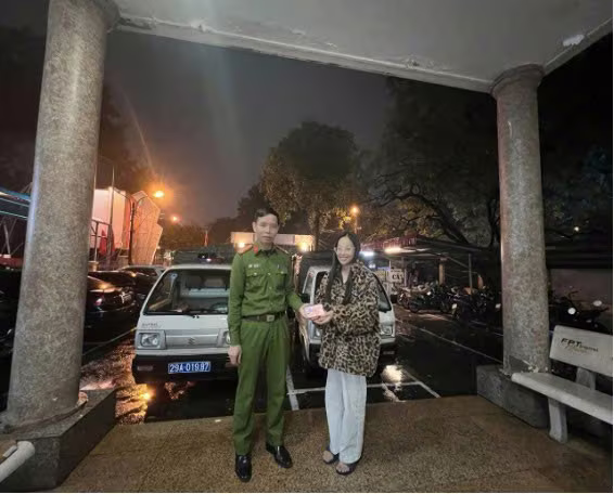 Công an phường Khương Đình trao trả lại tài sản cho công dân Công an phường Khương Đình trao trả lại tài sản cho công dân