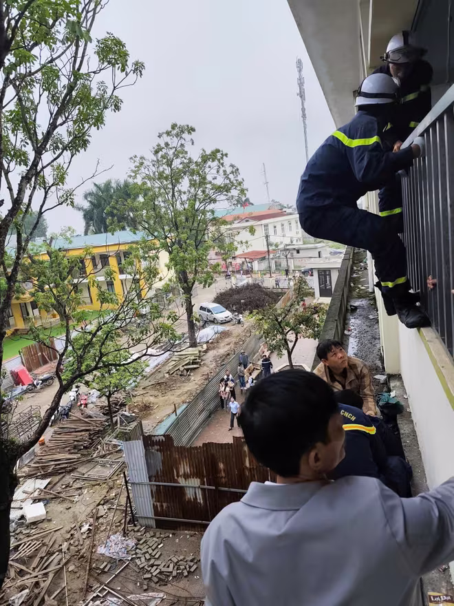 Lực lượng chức năng tiếp cận, giải cứu em học sinh mắc kẹt Lực lượng chức năng tiếp cận, giải cứu em học sinh mắc kẹt