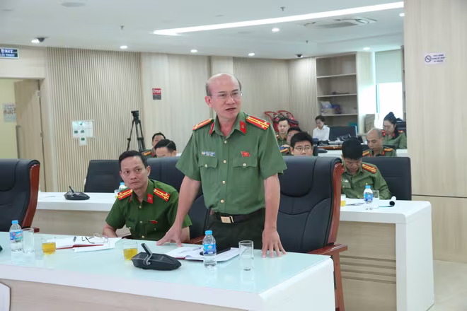 Đại diện phòng nghiệp vụ Công an tỉnh Đồng Nai nêu các câu hỏi, vấn đề về chuyển đổi số Đại diện phòng nghiệp vụ Công an tỉnh Đồng Nai nêu các câu hỏi, vấn đề về chuyển đổi số