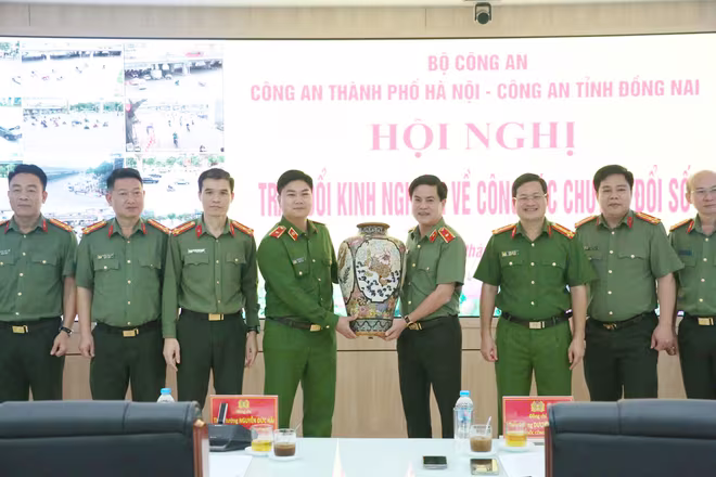 Đại diện lãnh đạo 2 đơn vị đón nhận những món quà lưu niệm Đại diện lãnh đạo 2 đơn vị đón nhận những món quà lưu niệm