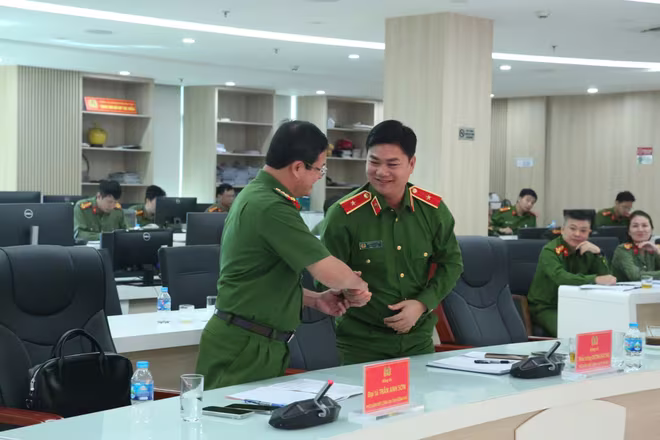 Đồng chí Phó Giám đốc Công an tỉnh Đồng Nai trân trọng cảm ơn sự phối hợp nhiệt thành của Công an Hà Nội Đồng chí Phó Giám đốc Công an tỉnh Đồng Nai trân trọng cảm ơn sự phối hợp nhiệt thành của Công an Hà Nội