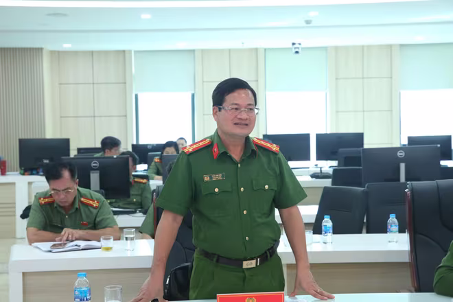 Đại tá Trần Anh Sơn, Phó Giám đốc Công an tỉnh Đồng Nai phát biểu tại hội nghị Đại tá Trần Anh Sơn, Phó Giám đốc Công an tỉnh Đồng Nai phát biểu tại hội nghị