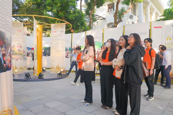 Đông đảo người dân đến tham quan khai mạc triển lãm "Hành động vì Cộng đồng 2025" Đông đảo người dân đến tham quan khai mạc triển lãm "Hành động vì Cộng đồng 2025"