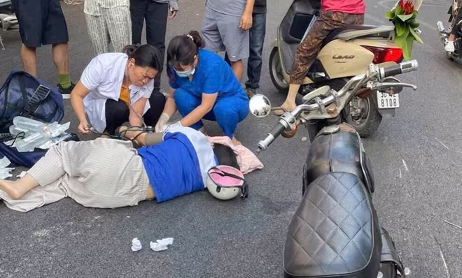 Bác sỹ Bệnh viện Công an Hà Nội kịp thời cấp cứu một nữ sinh gặp nạn trên đường ảnh 1