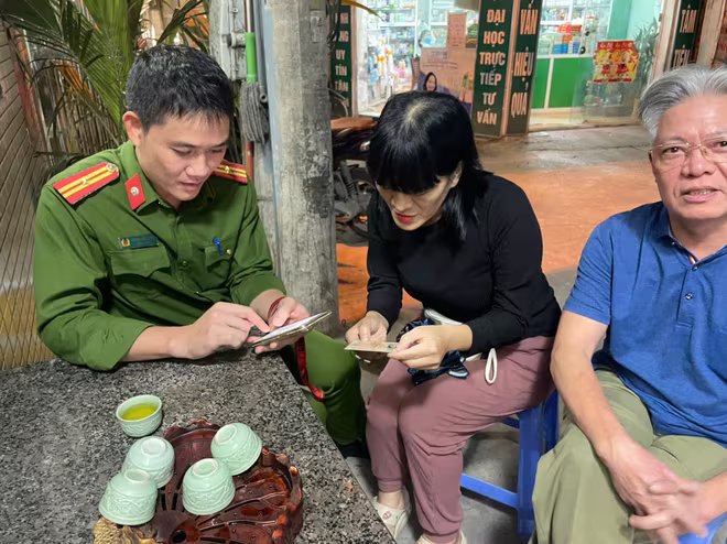 Tính đến ngày 18-11, Công an phường Khương Đình đã hỗ trợ thu thập, làm sạch gần 7.000 dữ liệu phương tiện và GPLX Tính đến ngày 18-11, Công an phường Khương Đình đã hỗ trợ thu thập, làm sạch gần 7.000 dữ liệu phương tiện và GPLX