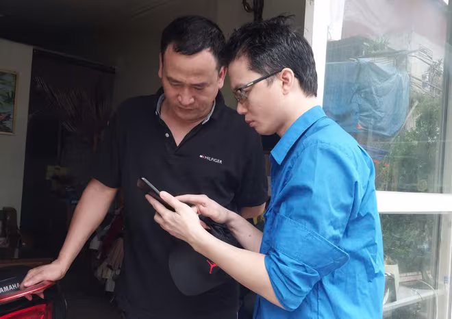 Đoàn viên thanh niên tích cực hỗ trợ người dân thực hiện các bước khai báo trên ứng dụng iHanoi Đoàn viên thanh niên tích cực hỗ trợ người dân thực hiện các bước khai báo trên ứng dụng iHanoi