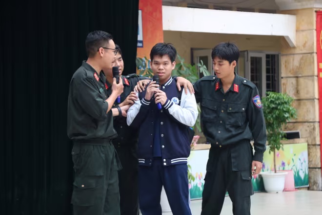 Cán bộ chiến sỹ Phòng Cảnh sát cơ động Công an Hà Nội phối hợp Trường THPT Nhân Chính, Hà Nội tổ chức chương trình tuyên truyền giáo dục “Phổ biến kiến thức và kỹ năng về phòng chống bạo lực học đường cho học sinh”.