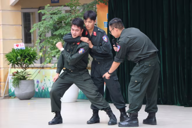 Các CBCS hướng dẫn học sinh cách xử lý các tình huống