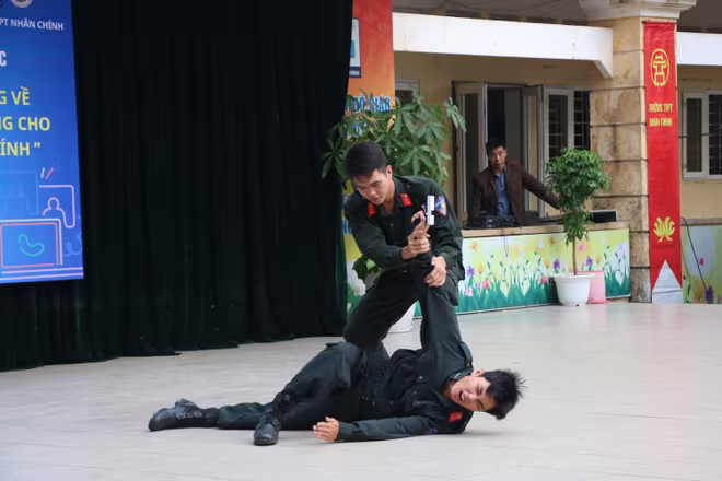 Các tình huống võ thuật được các cán bộ chiến sỹ trình diễn