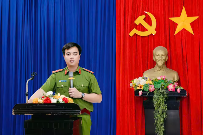 Đại uý Nguyễn Duy Tuấn Minh - Trưởng Công an phường Ô Chợ Dừa thay mặt cán bộ chiến sỹ đơn vị gửi lời thăm hỏi chân thành tới nhân dân vùng lũ Đại uý Nguyễn Duy Tuấn Minh - Trưởng Công an phường Ô Chợ Dừa thay mặt cán bộ chiến sỹ đơn vị gửi lời thăm hỏi chân thành tới nhân dân vùng lũ