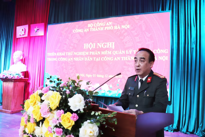 Thượng tá Văn Việt Anh - Phó Trưởng phòng Hậu cần, CATP phát biểu tại hội nghị