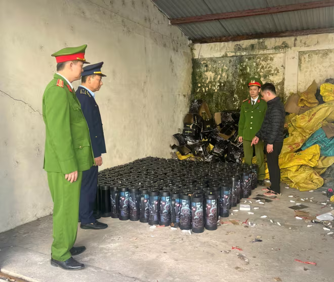 Cơ quan chức năng phát hiện số lượng lớn bình khí &apos;cười&apos;