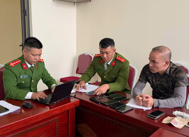 Đối tượng Lê Trung Thành đến cơ quan Công an đầu thú và khai nhận hành vi trộm cắp