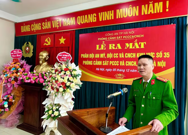 Trung tá Nguyễn Duy Mạnh - Đội trưởng Đội CC&CNCH khu vực số 35, Phòng Cảnh sát PCCC&CNCH Công an thành phố Hà Nội phát biểu nhận nhiệm vụ được chỉ huy đơn vị giao Trung tá Nguyễn Duy Mạnh - Đội trưởng Đội CC&CNCH khu vực số 35, Phòng Cảnh sát PCCC&CNCH Công an thành phố Hà Nội phát biểu nhận nhiệm vụ được chỉ huy đơn vị giao
