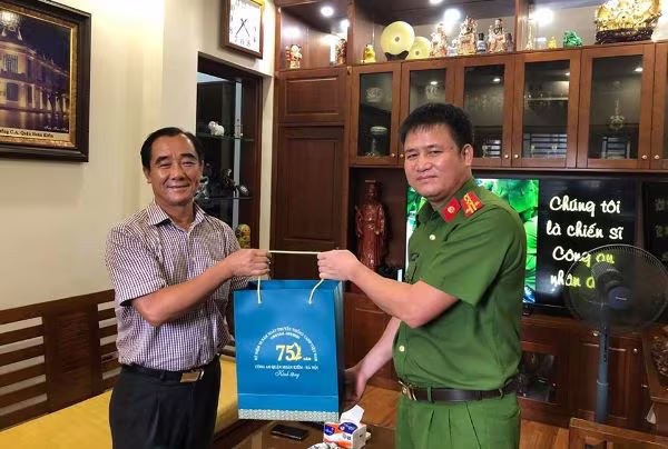 Thăm hỏi và tặng quà nguyên lãnh đạo chỉ huy CAQ Hoàn Kiếm Thăm hỏi và tặng quà nguyên lãnh đạo chỉ huy CAQ Hoàn Kiếm