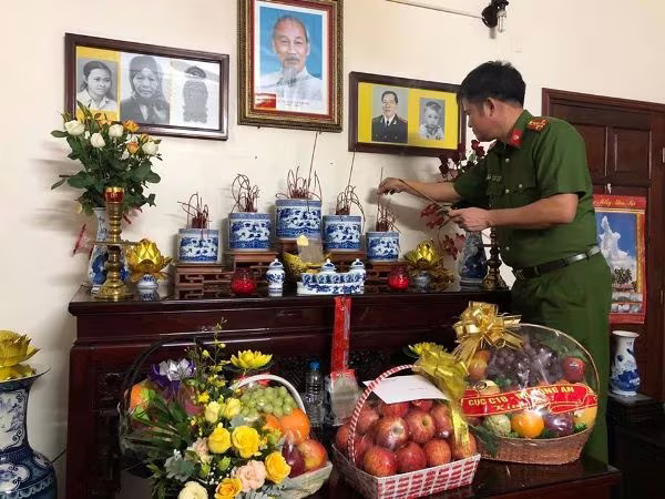 Đại tá Hà Mạnh Hùng, Trường CAQ Hoàn Kiếm dâng hương tưởng nhớ, tri ân những đóng góp to lớn của các đồng chí nguyên là lãnh đạo Bộ Công an qua các thời kỳ Đại tá Hà Mạnh Hùng, Trường CAQ Hoàn Kiếm dâng hương tưởng nhớ, tri ân những đóng góp to lớn của các đồng chí nguyên là lãnh đạo Bộ Công an qua các thời kỳ