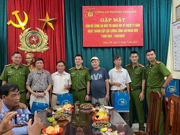 Các đơn vị CAP trên địa bàn cũng tổ chức những hoạt động thăm hỏi, tri ân, chúc mừng các đồng chí nguyên là lãnh đạo, chỉ huy trên địa bàn nhân dịp 19-8 Các đơn vị CAP trên địa bàn cũng tổ chức những hoạt động thăm hỏi, tri ân, chúc mừng các đồng chí nguyên là lãnh đạo, chỉ huy trên địa bàn nhân dịp 19-8