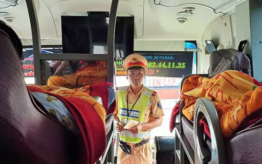 CSGT tăng cường kiểm tra xử lý các hành vi vi phạm liên quan đến xe khách CSGT tăng cường kiểm tra xử lý các hành vi vi phạm liên quan đến xe khách