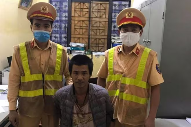 Đội CSGT số 9, Phòng CSGT, CATP Hà Nội đã phát hiện, truy bắt đối tượng trộm cắp ô tô trên Quốc lộ 32 Đội CSGT số 9, Phòng CSGT, CATP Hà Nội đã phát hiện, truy bắt đối tượng trộm cắp ô tô trên Quốc lộ 32