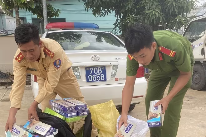 CSGT kiểm tra thu giữ số thuốc lá lậu