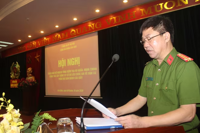 Trung tá Mạc Đình Thắng, Đội trưởng Đội Cảnh sát QLHC về TTXH triển khai kế hoạch tổng kiểm tra hộ khẩu, hoàn chỉnh công tác xây dựng Cơ sở dữ liệu Quốc gia về dân cư trên địa bàn