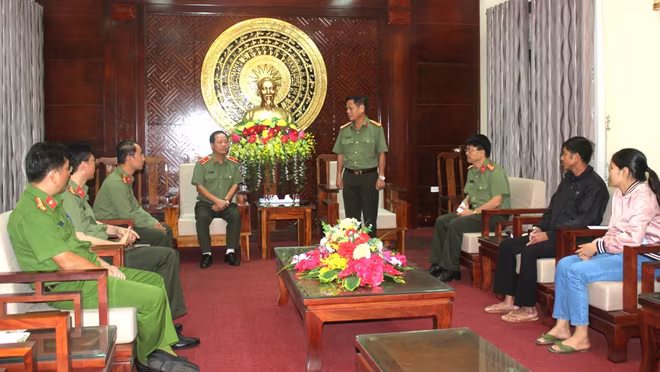 Đại tá Nguyễn Văn Thanh, Giám đốc CAT Quảng Trị cùng đại diện thân nhân gia đình Đại úy Trương Văn Thắng trân trọng cảm ơn sự quan tâm hỗ trợ của Đảng ủy, Ban Giám đốc CATP Hà Nội