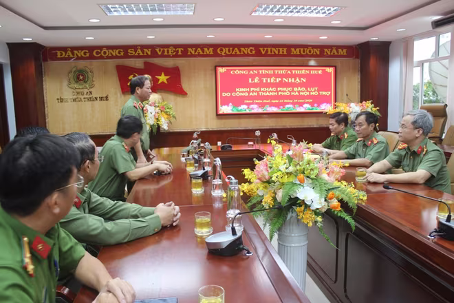 Thiếu tướng Đoàn Ngọc Hùng chuyển lời thăm hỏi, động viên của Đảng ủy, Ban Giám đốc CATP Hà Nội tới nhân dân, CBCS Công an tỉnh Thừa Thiên Huế