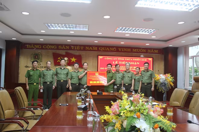 Thiếu tướng Đoàn Ngọc Hùng, Phó Giám đốc CATP Hà Nội trao số tiền 600 triệu đồng hỗ trợ nhân dân, CBCS Công an tỉnh Thừa Thiên Huế bị thiệt hại do mưa lũ