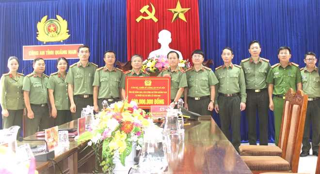 Đồng chí Phó Giám đốc CATP Hà Nội trao số tiền 600 triệu đồng dành tặng Nhân dân, CBCS Công an tỉnh Quảng Nam Đồng chí Phó Giám đốc CATP Hà Nội trao số tiền 600 triệu đồng dành tặng Nhân dân, CBCS Công an tỉnh Quảng Nam