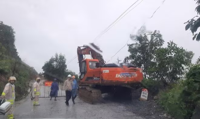 Lực lượng CSGT làm nhiệm vụ phân luồng đảm bảo an toàn trong mưa bão,sạt lở Lực lượng CSGT làm nhiệm vụ phân luồng đảm bảo an toàn trong mưa bão,sạt lở