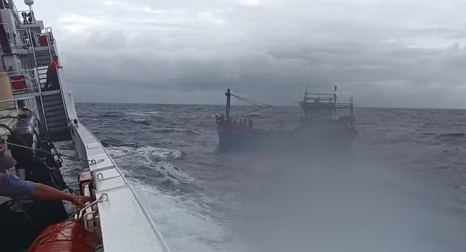 Tàu KN 463 lai dắt an toàn tàu BĐ 91388 TS vào đảo Tàu KN 463 lai dắt an toàn tàu BĐ 91388 TS vào đảo