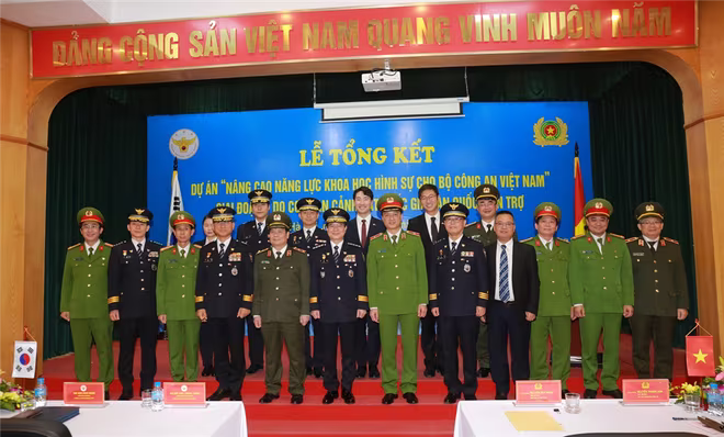 Thứ trưởng Nguyễn Duy Ngọc; ngài Kim Chang Yong, Tư lệnh Cơ quan Cảnh sát quốc gia Hàn Quốc cùng các đại biểu dự buổi Lễ Thứ trưởng Nguyễn Duy Ngọc; ngài Kim Chang Yong, Tư lệnh Cơ quan Cảnh sát quốc gia Hàn Quốc cùng các đại biểu dự buổi Lễ