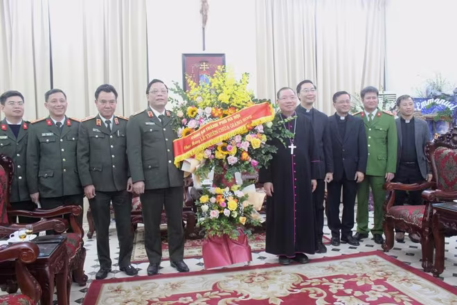 Thiếu tướng Nguyễn Hải Trung tặng lẵng hoa chúc mừng Giáng sinh Tổng Giám mục Tổng giáo phận Hà Nội