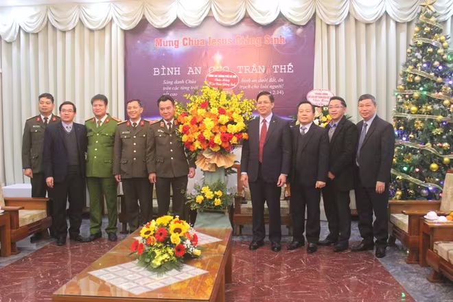 Thiếu tướng Nguyễn Anh Tuấn, Phó Giám đốc CATP Hà Nội chúc mừng Giáng sinh Hội thánh Tin lành Việt Nam (miền Bắc)