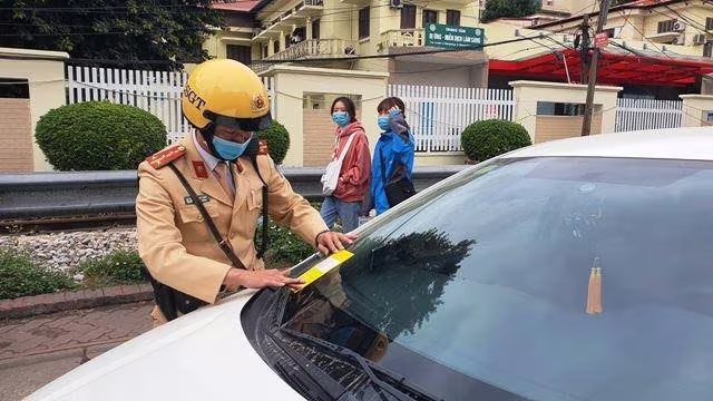 CSGT phạt &quot;nguội&quot; lái xe dừng, đỗ trái phép