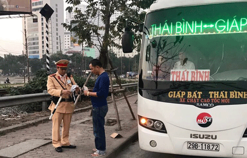 CSGT kiểm tra, xử lý các vi phạm về ATGT trên tuyến Giải Phóng CSGT kiểm tra, xử lý các vi phạm về ATGT trên tuyến Giải Phóng