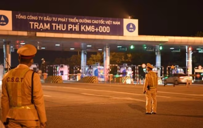 Cùng với hệ thống camera, CSGT sẽ chốt chặn ở các điểm, nút phù hợp xử lý nghiêm lái xe che BKS Cùng với hệ thống camera, CSGT sẽ chốt chặn ở các điểm, nút phù hợp xử lý nghiêm lái xe che BKS