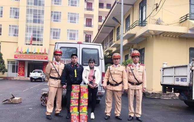 CSGT phát hiện, thu giữ số pháo, lập biên bản xử lý đối tượng vi phạm CSGT phát hiện, thu giữ số pháo, lập biên bản xử lý đối tượng vi phạm
