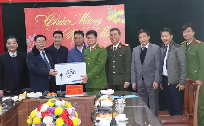 Đồng chí Bí thư Thành ủy Vương Đình Huệ tặng quà, động viên CBCS CAQ Hoàn Kiếm