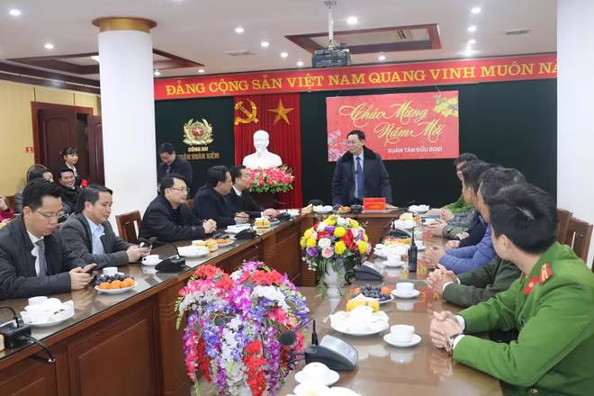 Đồng chí Vương Đình Huệ chỉ đạo CAQ Hoàn Kiếm phải đảm bảo tuyệt đối an toàn trước, trong và sau Tết tại buổi kiểm tra